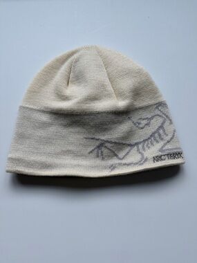 Arc'teryx Cream Beanie with Subtle Gray Graphic